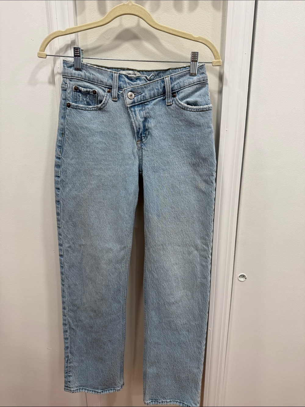 Abercrombie & Fitch Low Rise Baggy Jeans with Crossover Waistband